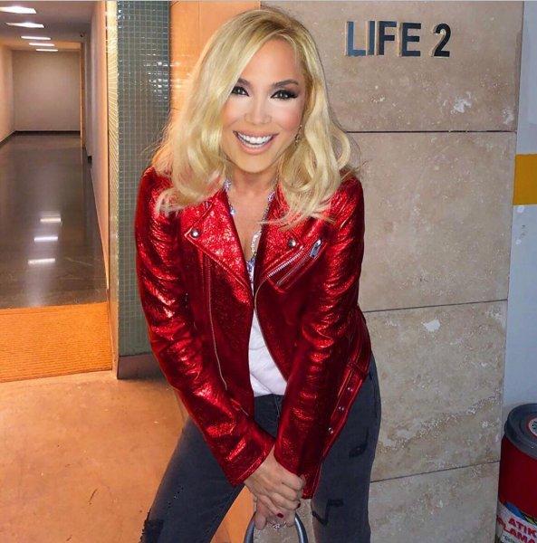 Dekoltesiyle gündeme gelen Lerzan Mutlu'nun kareleri