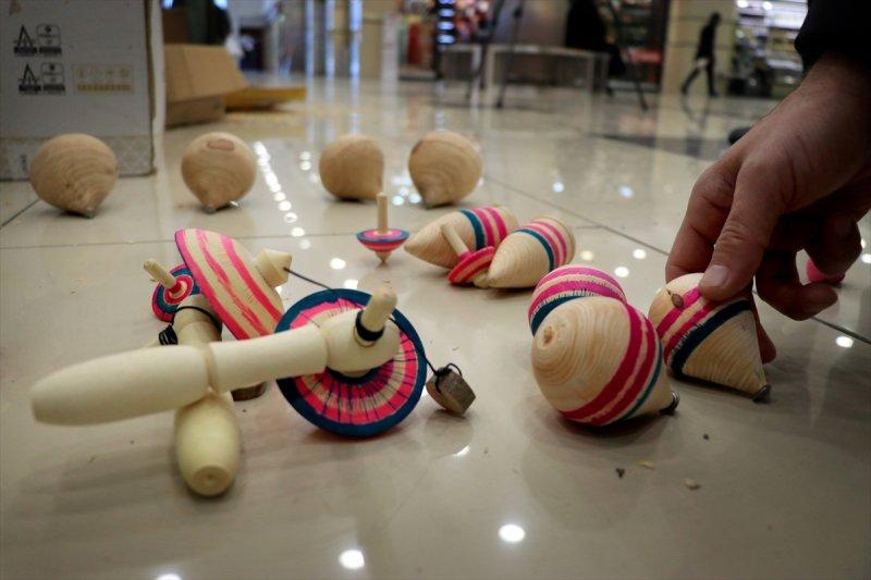 Osmaniyeli mobilyacı, topaç oyuncağı unutulmasın diye şehir şehir geziyor