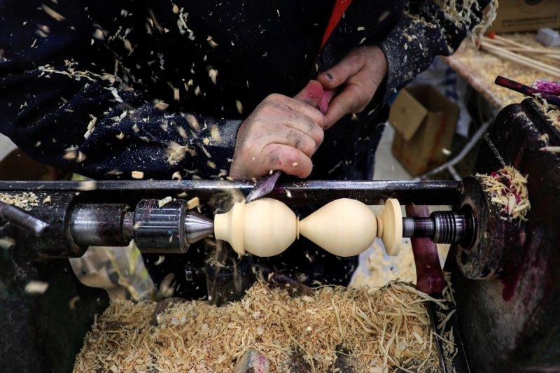 Osmaniyeli mobilyacı, topaç oyuncağı unutulmasın diye şehir şehir geziyor