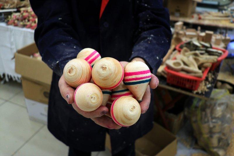 Osmaniyeli mobilyacı, topaç oyuncağı unutulmasın diye şehir şehir geziyor