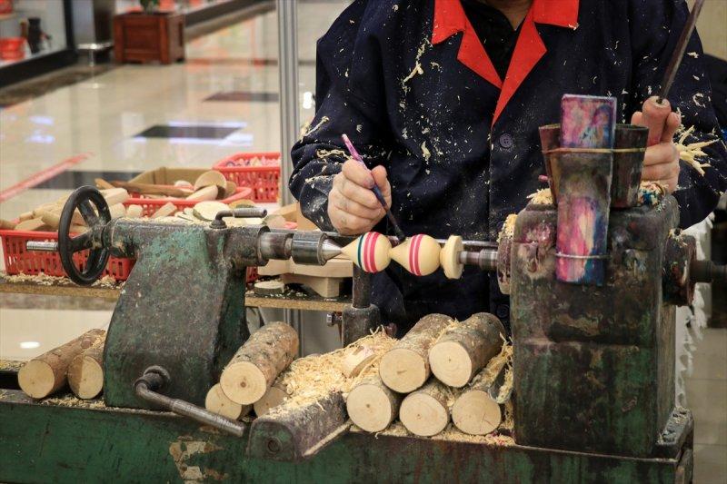 Osmaniyeli mobilyacı, topaç oyuncağı unutulmasın diye şehir şehir geziyor