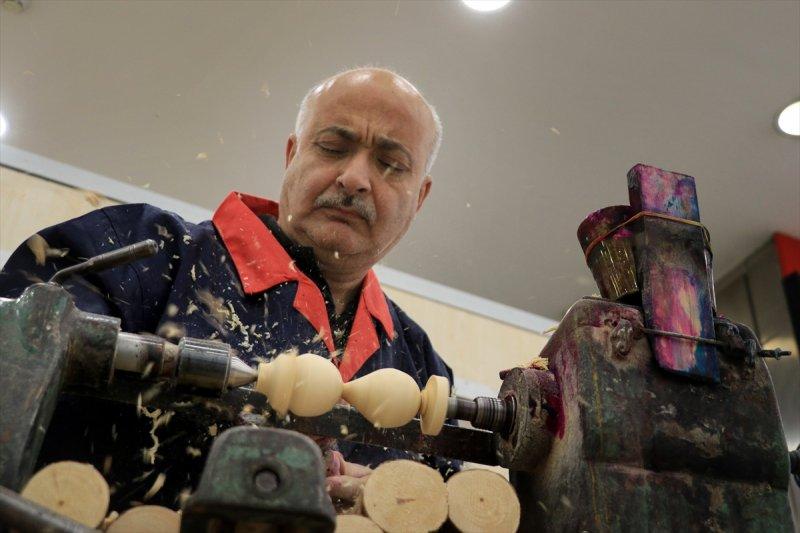 Osmaniyeli mobilyacı, topaç oyuncağı unutulmasın diye şehir şehir geziyor