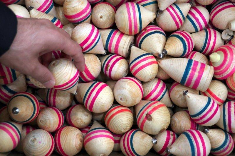 Osmaniyeli mobilyacı, topaç oyuncağı unutulmasın diye şehir şehir geziyor