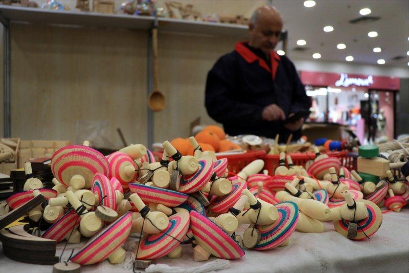 Osmaniyeli mobilyacı, topaç oyuncağı unutulmasın diye şehir şehir geziyor