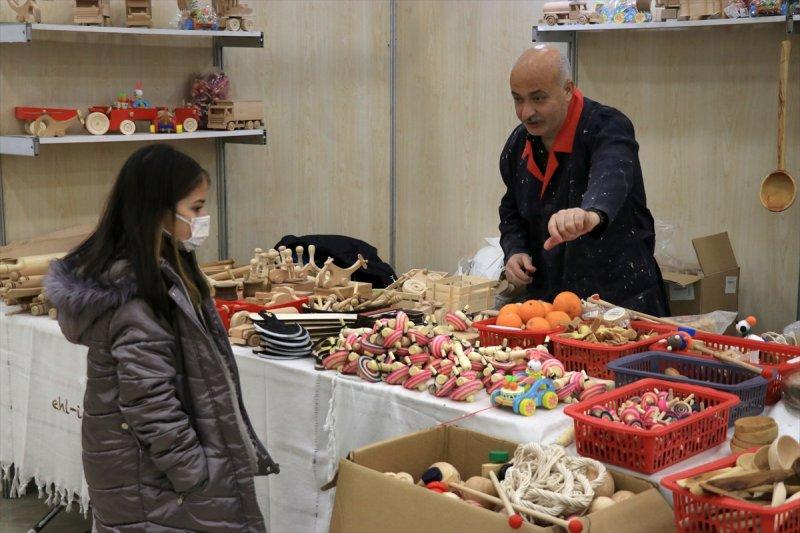 Osmaniyeli mobilyacı, topaç oyuncağı unutulmasın diye şehir şehir geziyor