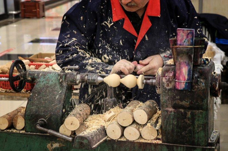 Osmaniyeli mobilyacı, topaç oyuncağı unutulmasın diye şehir şehir geziyor