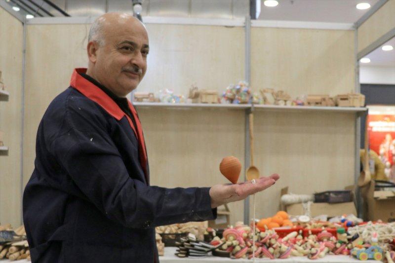 Osmaniyeli mobilyacı, topaç oyuncağı unutulmasın diye şehir şehir geziyor