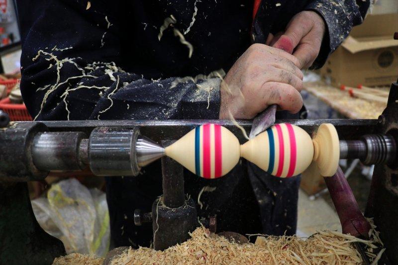 Osmaniyeli mobilyacı, topaç oyuncağı unutulmasın diye şehir şehir geziyor