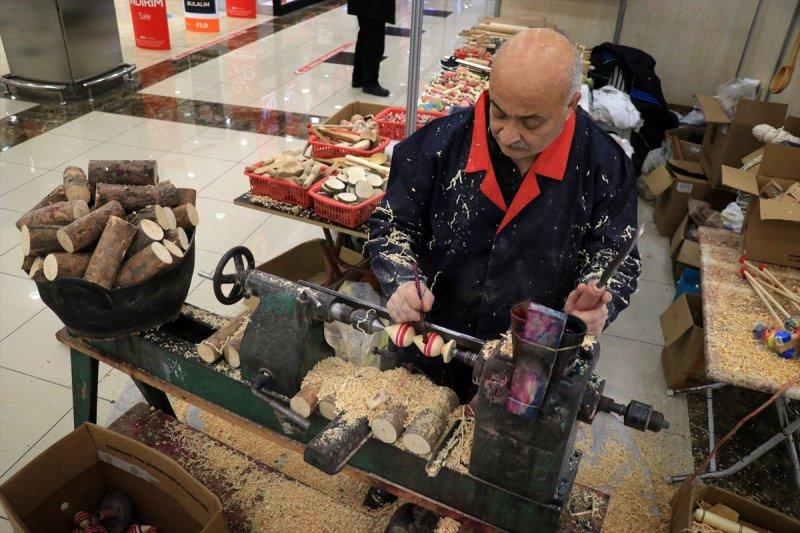 Osmaniyeli mobilyacı, topaç oyuncağı unutulmasın diye şehir şehir geziyor