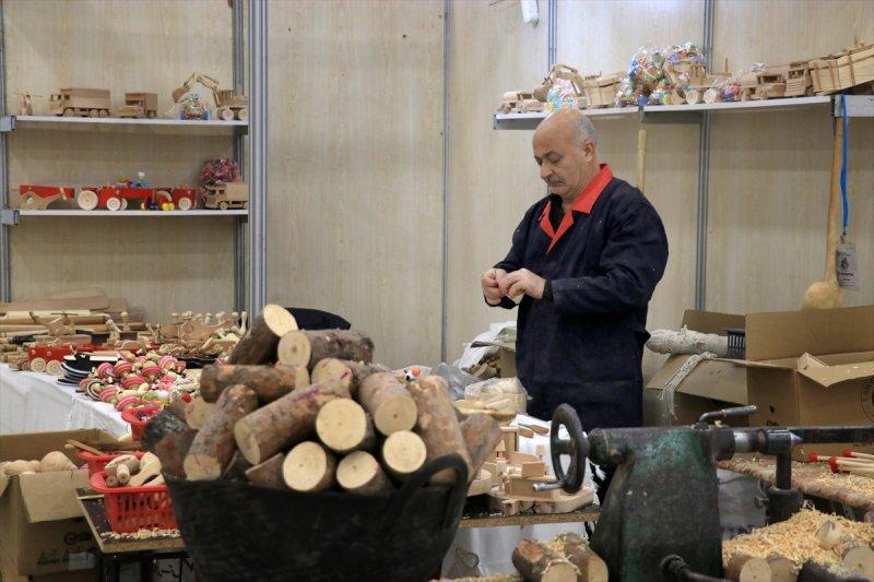 Osmaniyeli mobilyacı, topaç oyuncağı unutulmasın diye şehir şehir geziyor