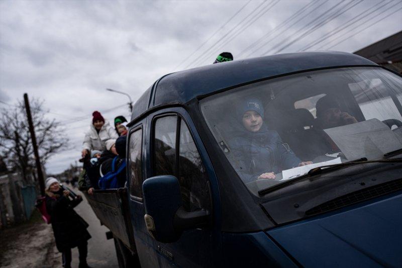 Kiev'in yanındaki Irpin kentinde tahliyeler yıkık köprü üzerinden yapılıyor