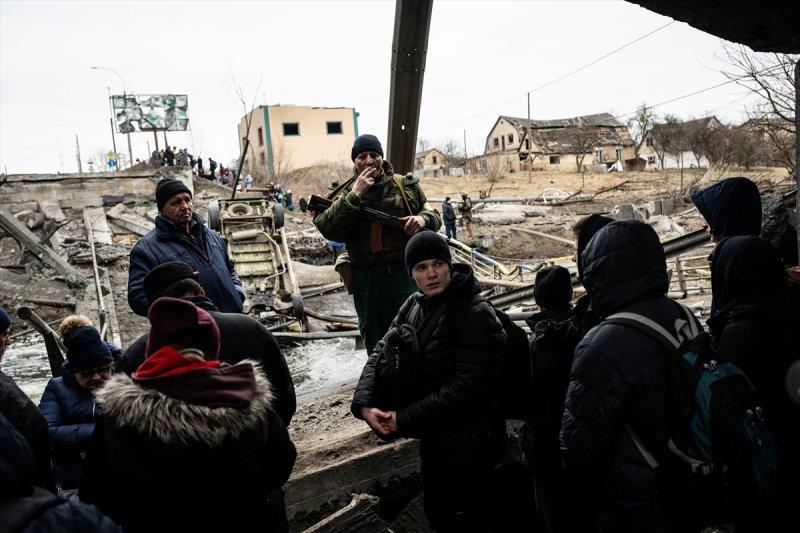 Kiev'in yanındaki Irpin kentinde tahliyeler yıkık köprü üzerinden yapılıyor