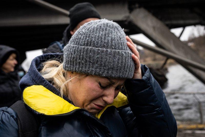 Kiev'in yanındaki Irpin kentinde tahliyeler yıkık köprü üzerinden yapılıyor