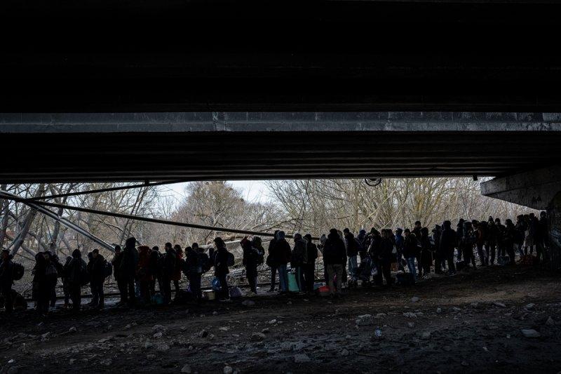 Kiev'in yanındaki Irpin kentinde tahliyeler yıkık köprü üzerinden yapılıyor