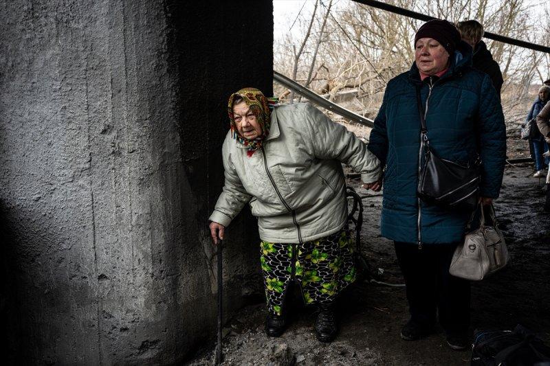 Kiev'in yanındaki Irpin kentinde tahliyeler yıkık köprü üzerinden yapılıyor