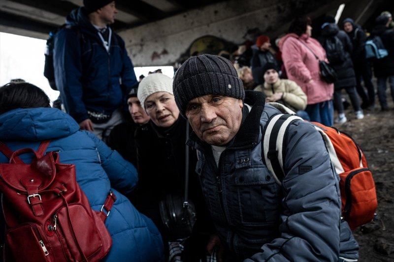 Kiev'in yanındaki Irpin kentinde tahliyeler yıkık köprü üzerinden yapılıyor