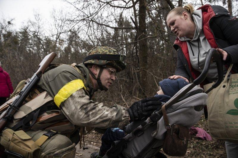 Çatışmaların arasında tahliye edilen Ukraynalıların kareleri