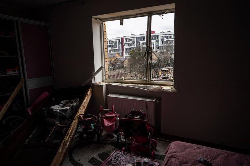 Kiev'in yanındaki Irpin kentinde tahliyeler yıkık köprü üzerinden yapılıyor