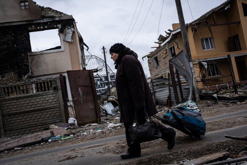 Kiev'in yanındaki Irpin kentinde tahliyeler yıkık köprü üzerinden yapılıyor
