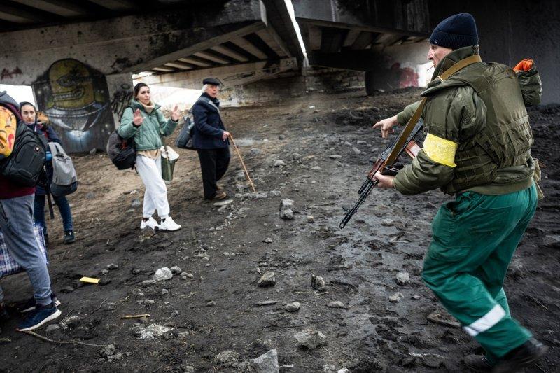 Kiev'in yanındaki Irpin kentinde tahliyeler yıkık köprü üzerinden yapılıyor