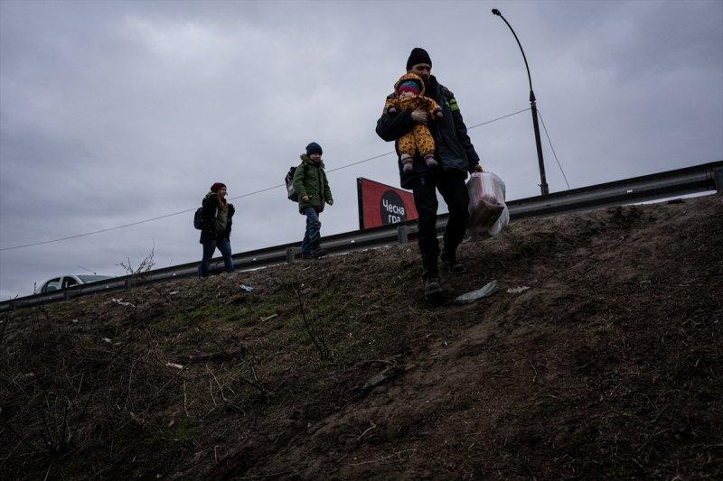 Kiev'in yanındaki Irpin kentinde tahliyeler yıkık köprü üzerinden yapılıyor