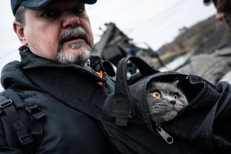 Kiev'in yanındaki Irpin kentinde tahliyeler yıkık köprü üzerinden yapılıyor