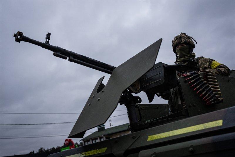 Kiev'in yanındaki Irpin kentinde tahliyeler yıkık köprü üzerinden yapılıyor