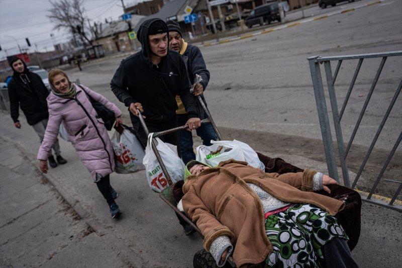 Kiev'in yanındaki Irpin kentinde tahliyeler yıkık köprü üzerinden yapılıyor