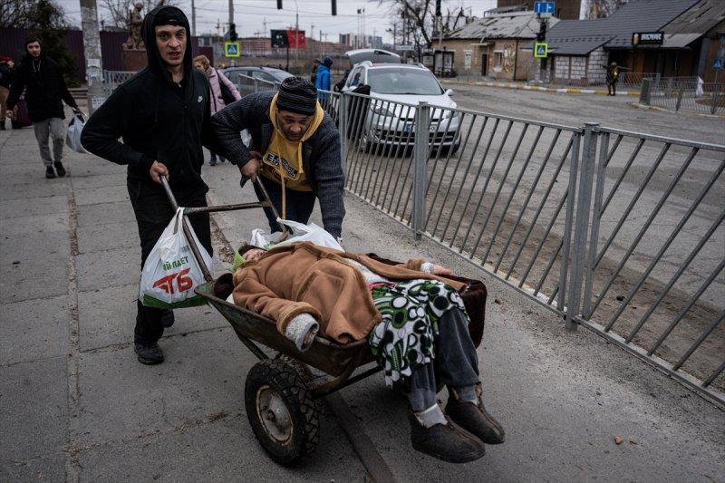 Kiev'in yanındaki Irpin kentinde tahliyeler yıkık köprü üzerinden yapılıyor