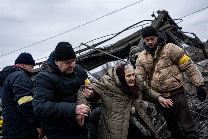 Kiev'in yanındaki Irpin kentinde tahliyeler yıkık köprü üzerinden yapılıyor