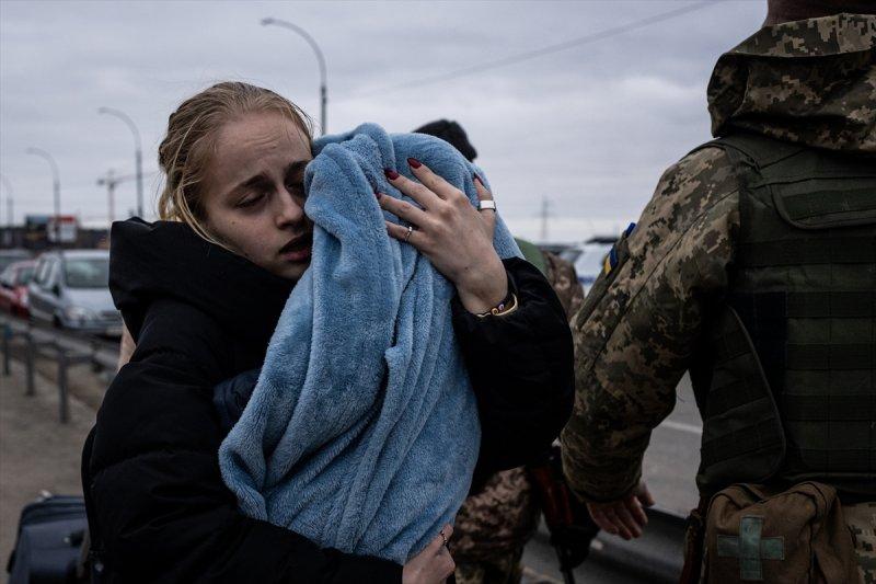 Kiev'in yanındaki Irpin kentinde tahliyeler yıkık köprü üzerinden yapılıyor