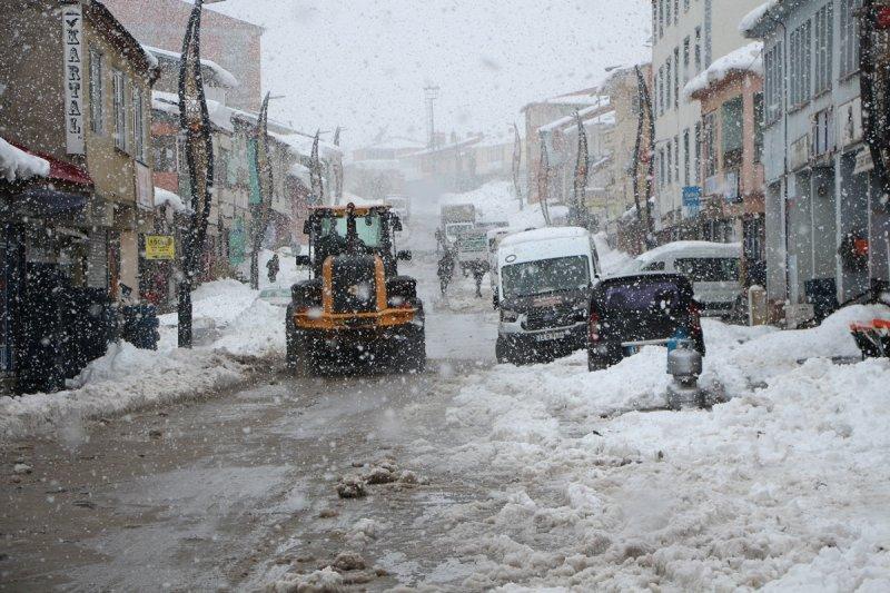Karlıova'da yoğun yağış sonrası evler kara gömüldü