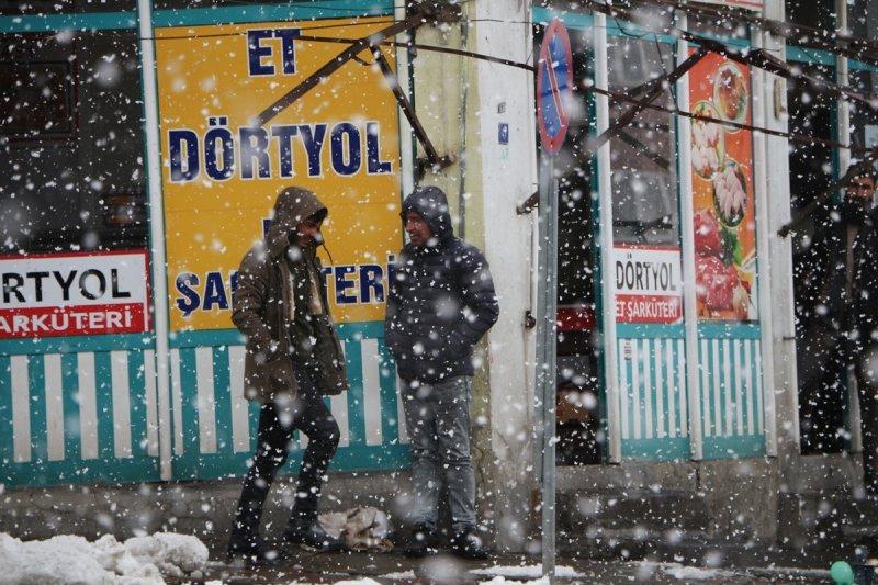 Karlıova'da yoğun yağış sonrası evler kara gömüldü