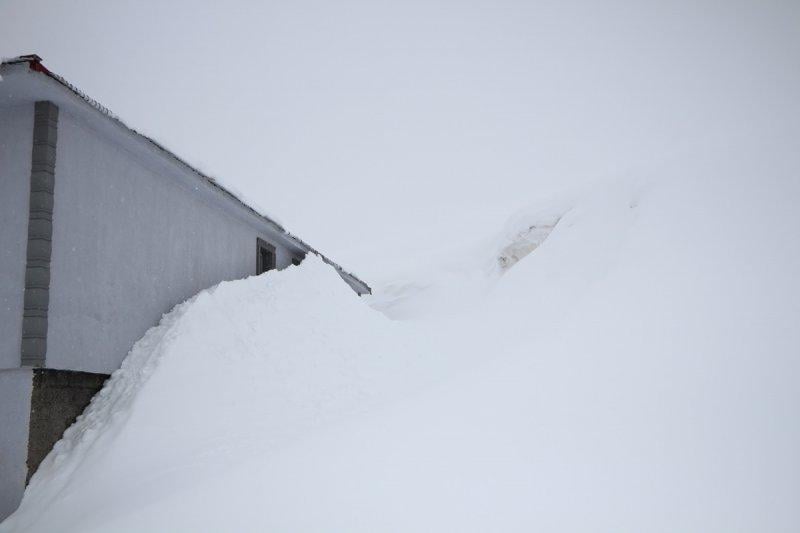 Karlıova'da yoğun yağış sonrası evler kara gömüldü