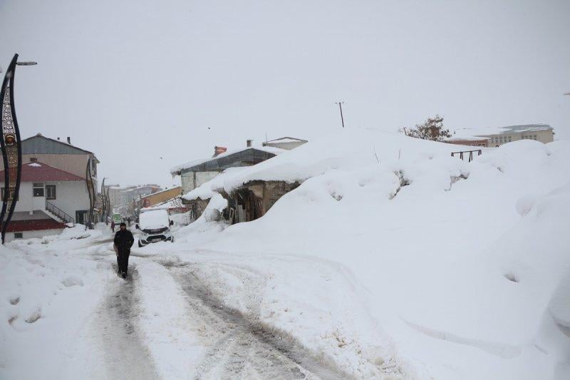 Karlıova'da yoğun yağış sonrası evler kara gömüldü
