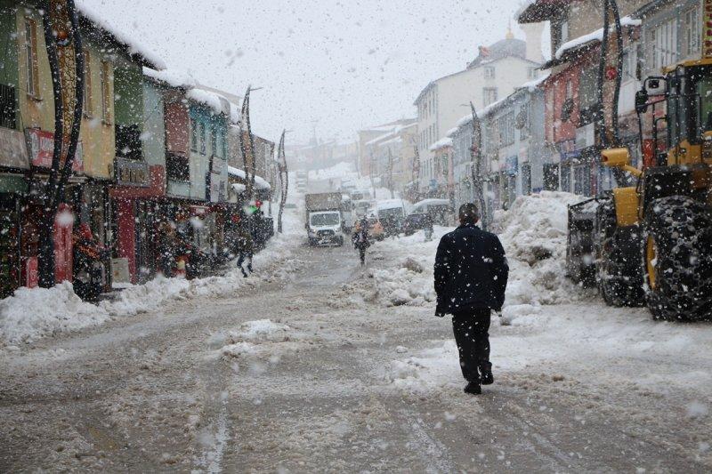 Karlıova'da yoğun yağış sonrası evler kara gömüldü