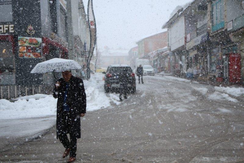 Karlıova'da yoğun yağış sonrası evler kara gömüldü
