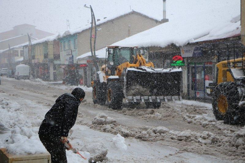 Karlıova'da yoğun yağış sonrası evler kara gömüldü