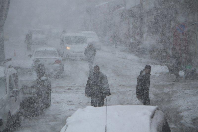 Karlıova'da yoğun yağış sonrası evler kara gömüldü