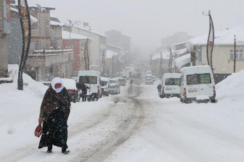 Karlıova'da yoğun yağış sonrası evler kara gömüldü