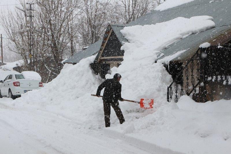 Karlıova'da yoğun yağış sonrası evler kara gömüldü