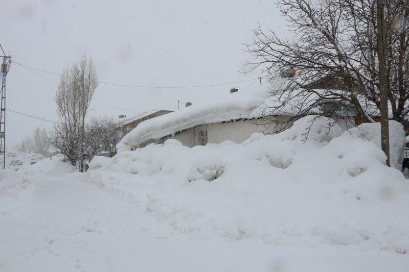 Karlıova'da yoğun yağış sonrası evler kara gömüldü