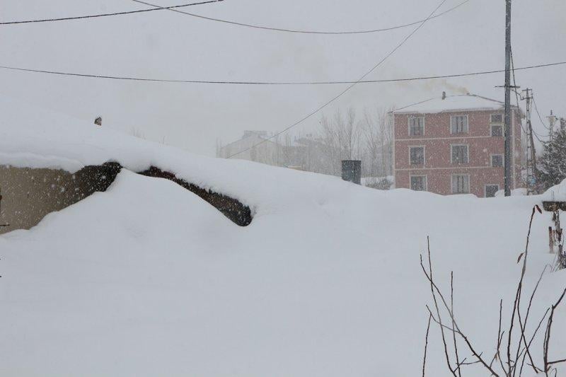 Karlıova'da yoğun yağış sonrası evler kara gömüldü