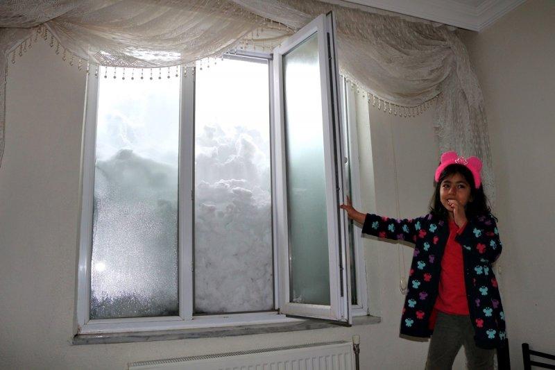 Karlıova'da yoğun yağış sonrası evler kara gömüldü