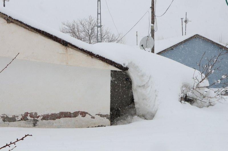 Karlıova'da yoğun yağış sonrası evler kara gömüldü