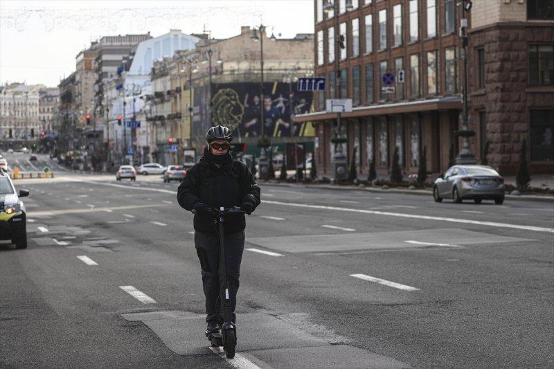Hava saldırılarının azaldığı Kiev'de yaşam yeniden hareketlendi
