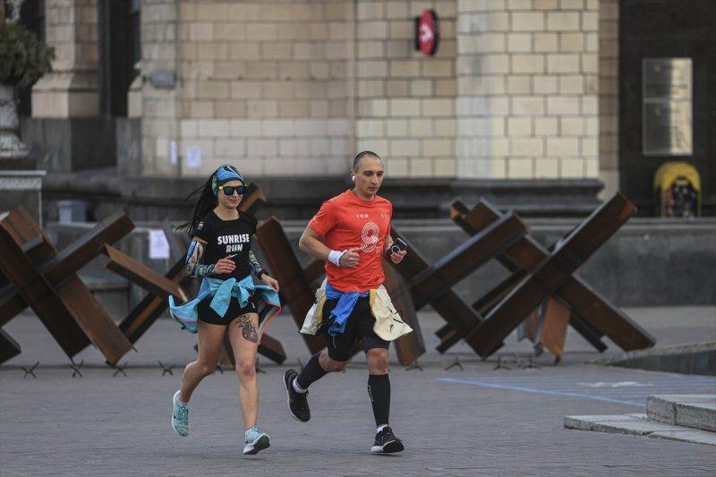 Hava saldırılarının azaldığı Kiev'de yaşam yeniden hareketlendi