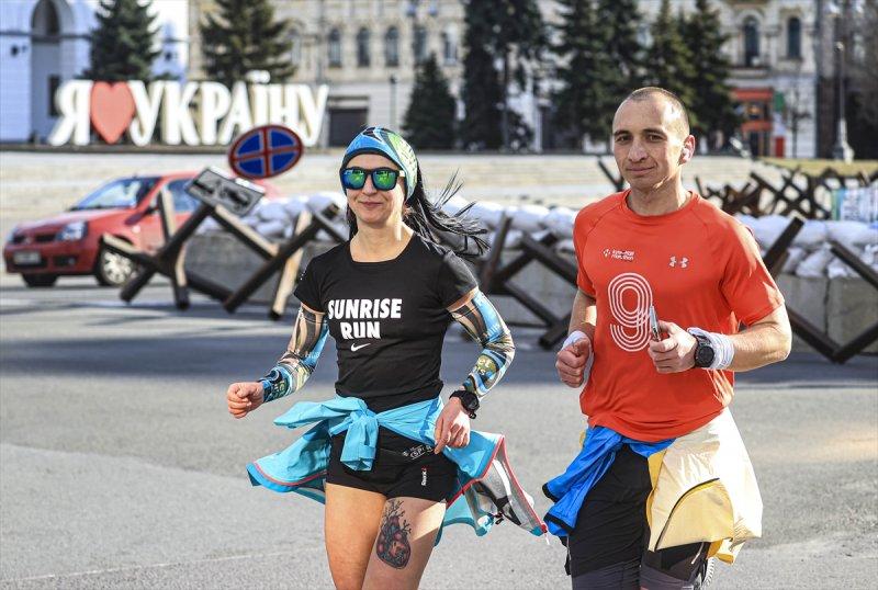 Hava saldırılarının azaldığı Kiev'de yaşam yeniden hareketlendi