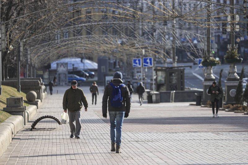 Hava saldırılarının azaldığı Kiev'de yaşam yeniden hareketlendi