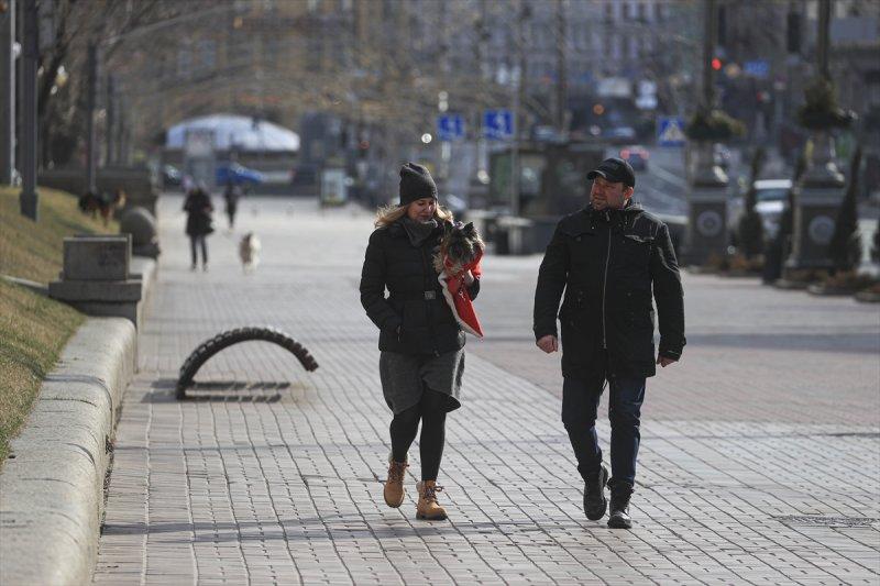 Hava saldırılarının azaldığı Kiev'de yaşam yeniden hareketlendi